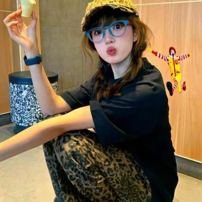 泳池里的女人